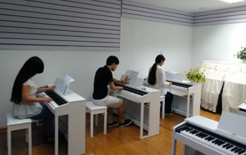 成人从零基础开始学钢琴怎么学?看完幡然醒悟!