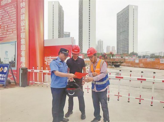 城管执法队员以普法宣传为切入点，引导施工方配合噪声管控工作。厦门城管供图
