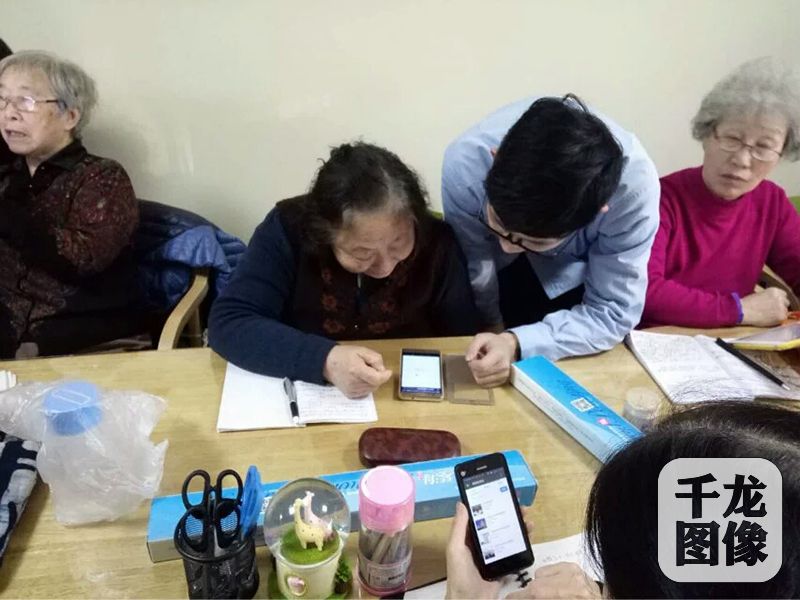 不仅网络原住民热情的拥抱互联网，越来越多银发族也积极的搭乘“互联网+”这辆快车。图为志愿者教老年人使用智能手机  驿站供图