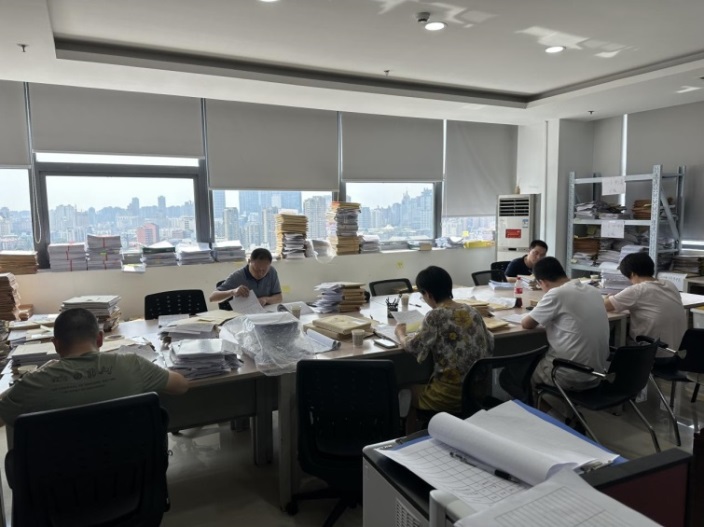 （医学专家团队正在对病案进行检查复核。单位供图）